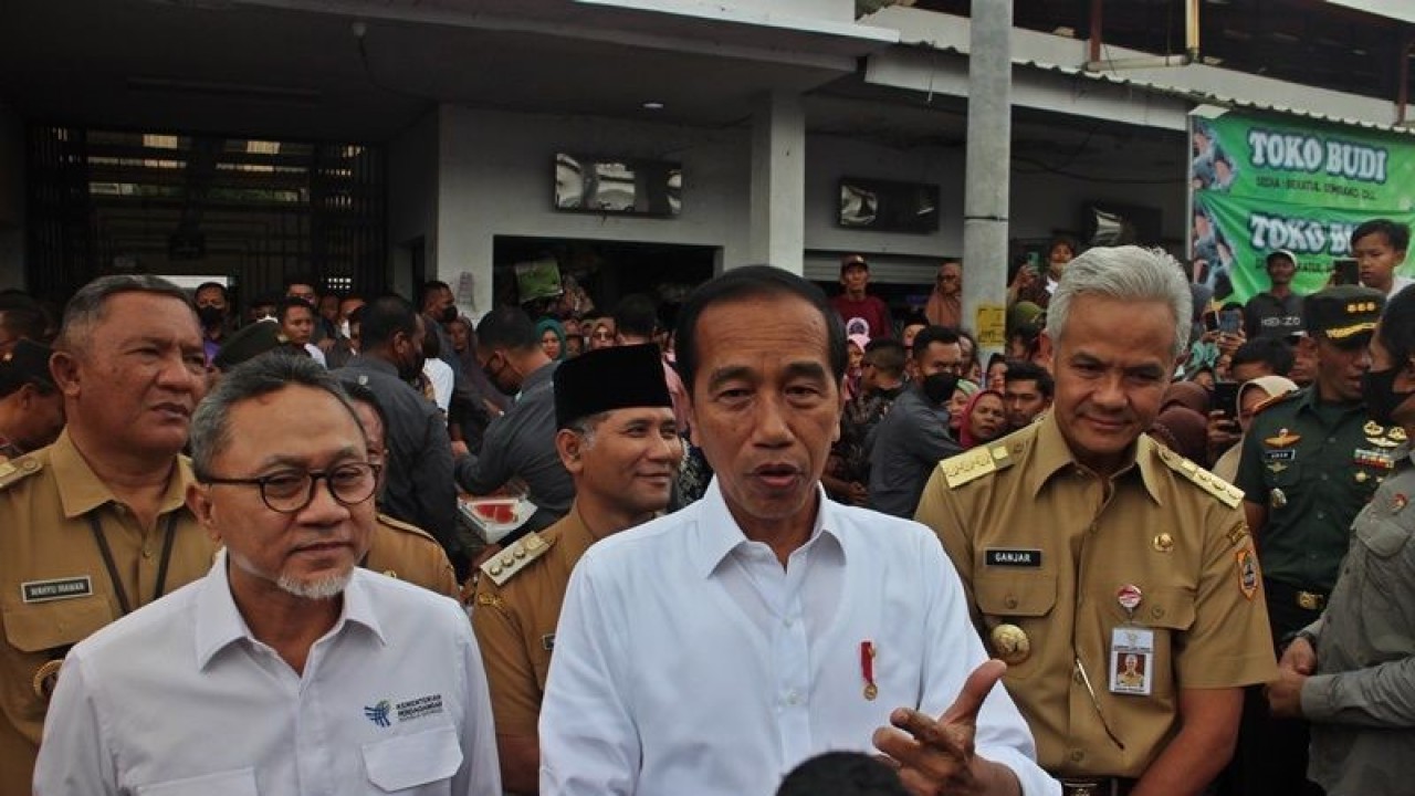 Presiden Joko Widodo didampingi Menteri Perdagangan Zulkifli Hasan, Gubernur Jawa Tengah Ganjar Pranowo, Bupati Boyolali M Said Hidayat, dan Wakil Bupati Wahyu Irawan menyampaikan keterangan usai mengecek harga pangan di Pasar Rakyat Cepogo Boyolali, Jawa Tengah, Senin (10/4/2023). (ANTARA/Bambang Dwi Marwoto)