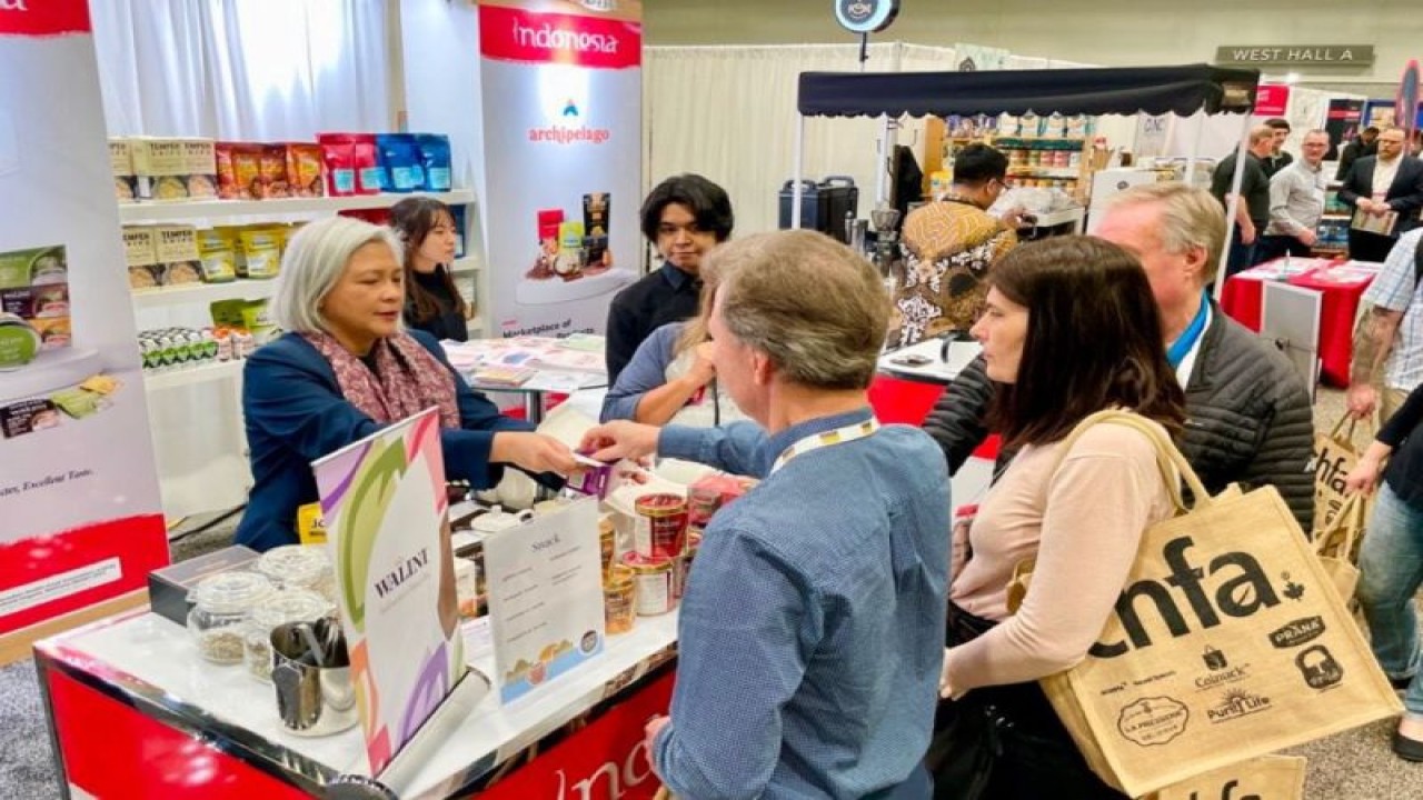 Produk alami, sehat dan organik Indonesi yang dipamerkan dalam ajang Canadian Health Food Association (CHFA) Natural Organic Wellness Breakthrough yang berlangsung di Vancouver Convention Center, Kanada pada 1-2 April 2023. ANTARA/HO-Kementerian Perdaganga