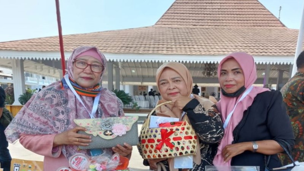 Prof Dr Elfi Anis Saati (paling kiri) penemu minuman sari bunga mawar yang mengandung antioksidan (ANTARA/HO/UMM/End)