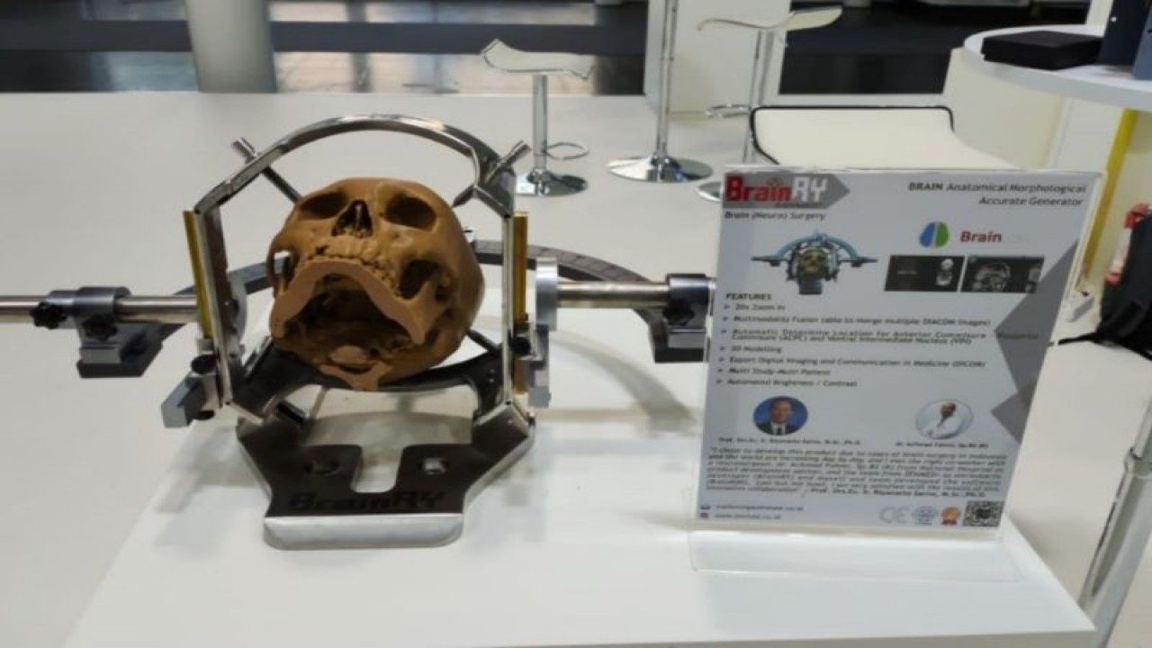 Produk dari BrainRY dan BrainNAV yang dikembangkan tim peneliti ITS saat dipamerkan pada Hannover Messe 2023 di Jerman. (ANTARA/HO-Humas ITS)