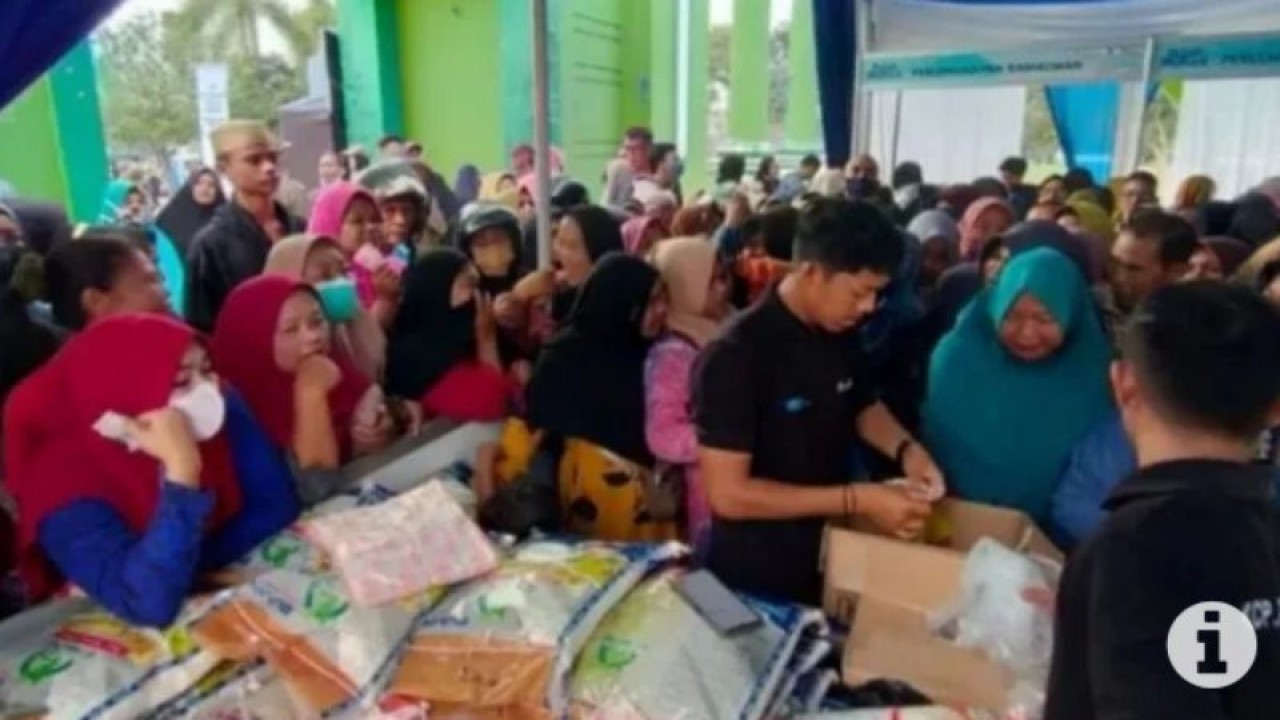 program operasi pasar murah yang digagas Tim Pengendali Inflasi Daerah (TPID) Kabupaten Paser. (ANTARA/R. Wartono)