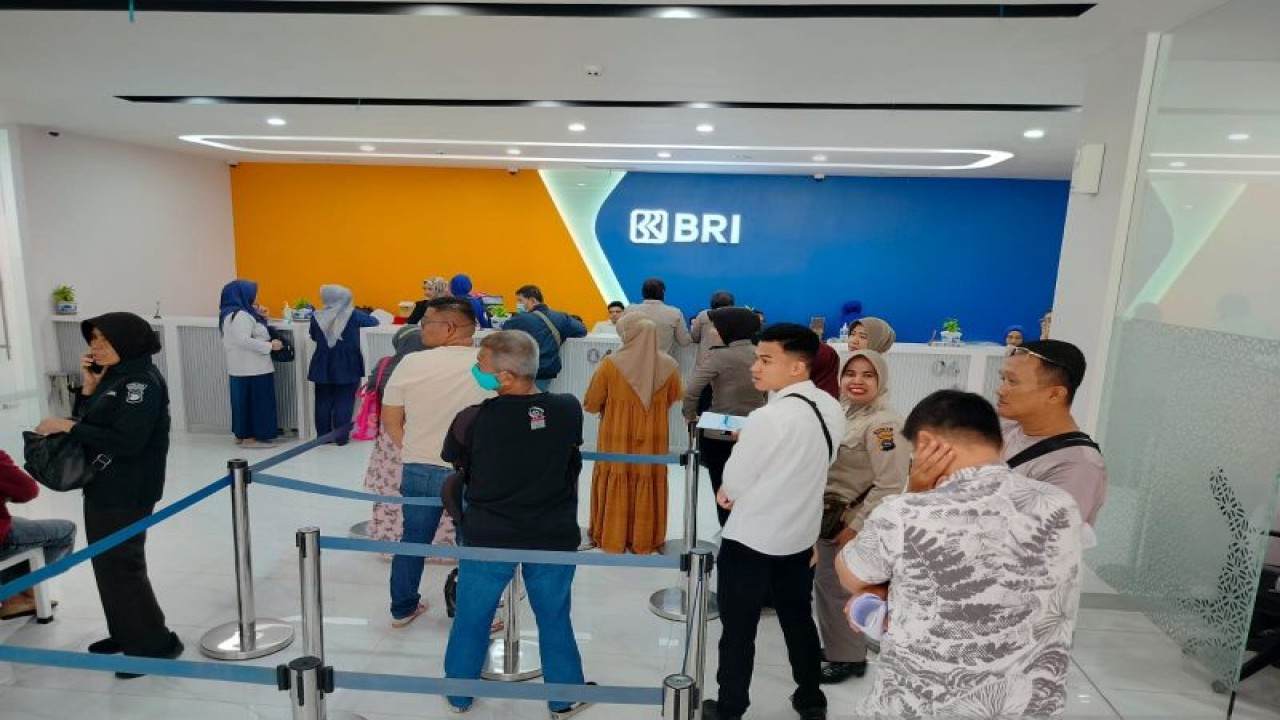 Proses pengambilan PIP di BRI BO Padang, Sumbar, Senin (10/4/2023). (FOTO ANTARA/BRI Padang)