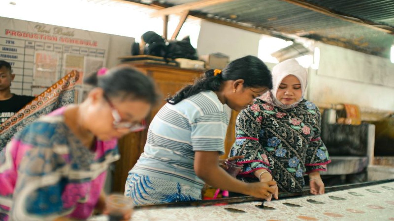 Proses produksi salah satu UMKM binaan Telkom Batik “ATIK”, Batik Besurek khas Bengkulu. ANTARA/HO-Humas PT Telkom