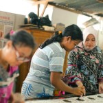 Proses produksi salah satu UMKM binaan Telkom Batik “ATIK”, Batik Besurek khas Bengkulu. ANTARA/HO-Humas PT Telkom-1680598613