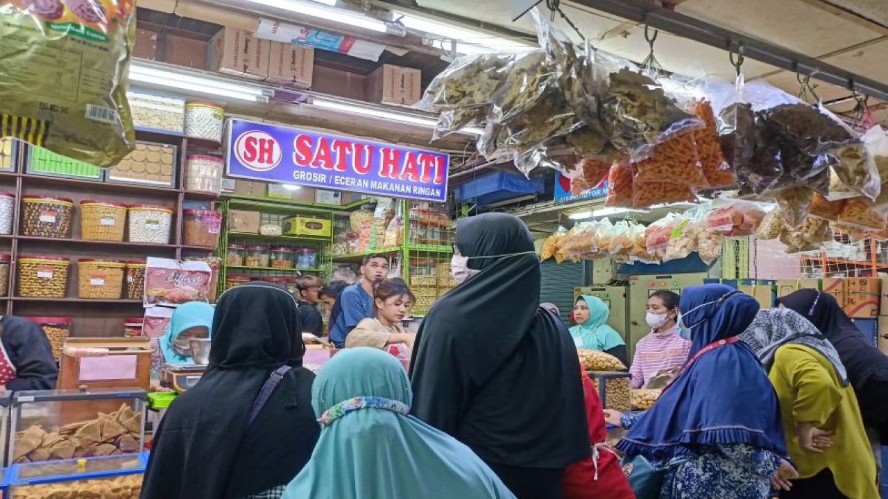 Suasana Pasar Jatinegara, Jakarta Timur ramai pengunjung berburu kue lebaran, Kamis (13/4/2023). (ANTARA/Siti Nurhaliza)