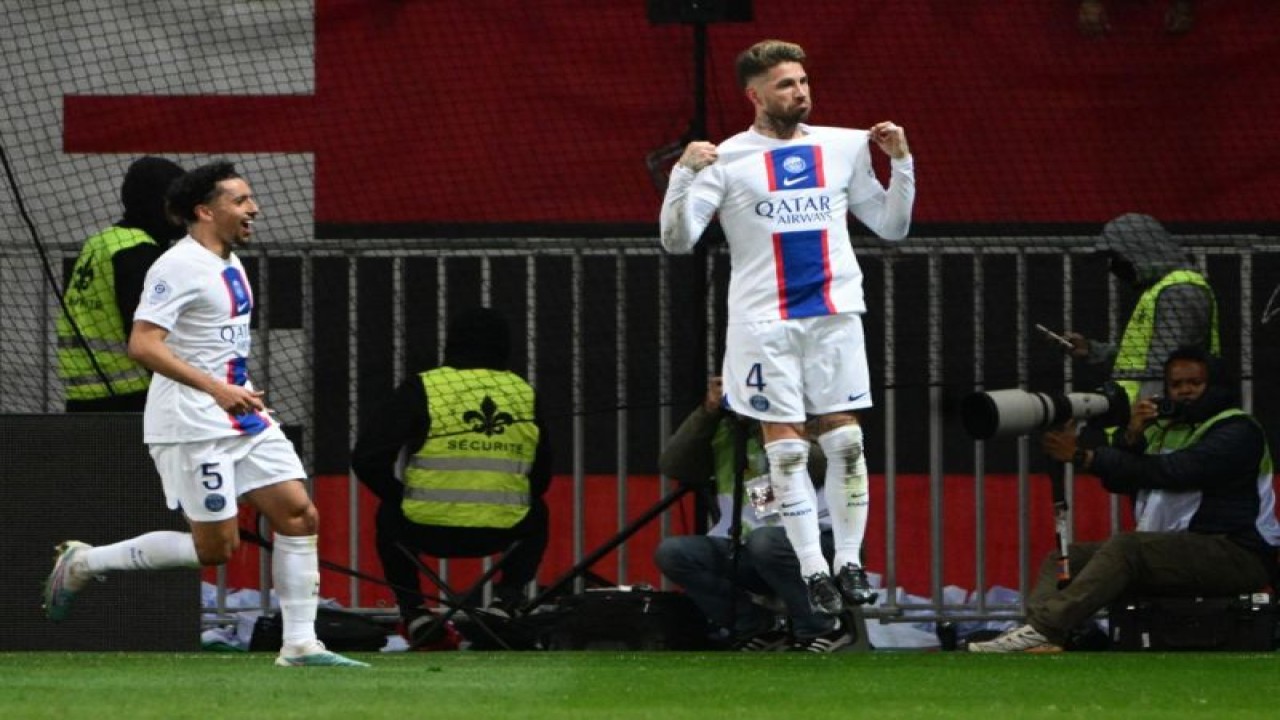 Bek Paris Saint-Germain (PSG) Sergio Ramos (kanan) melakukan selebrasi usai mencetak gol ke gawang Nice pada pekan ke-30 Liga Prancis di Stadion Allianz Riviera, Nice, Sabtu (8/4/2023). (ANTARA/AFP/CHRISTOPHE SIMON)