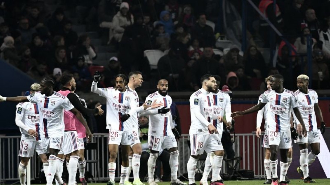 Pemain Lyon Bradley Barcola (ketiga kiri) merayakan golnya dengan rekan satu tim dalam pertandingan Liga Prancis lawan PSG di Parc des Princes pada 3 April 2023. ANTARA/AFP/STEPHANE DE SAKUTIN