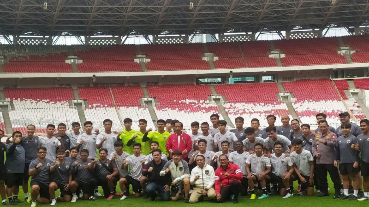 Presiden RI Joko Widodo berfoto bersama pelatih dan para pemain Timnas Indonesia U-20 di Stadion Gelora Bung Karno (GBK), Jakarta, Sabtu (1/4/2023). ANTARA/Indra Arief Pribadi
