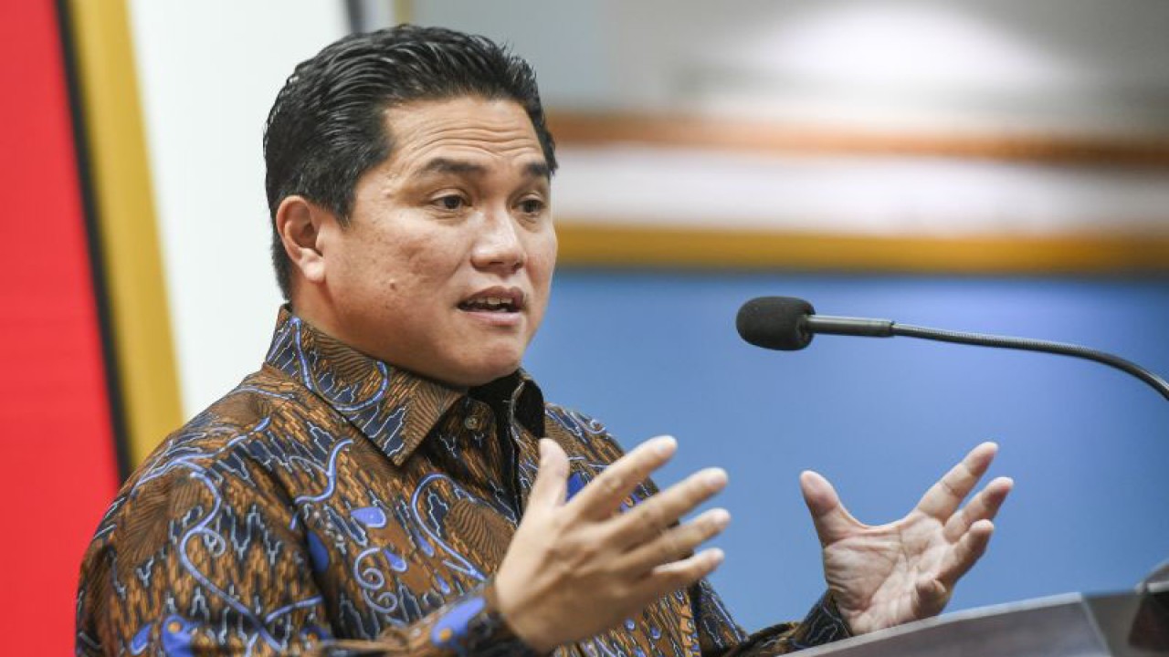 Ketua Umum PSSI Erick Thohir memberikan keterangan pers usai bertemu dengan Presiden Joko Widodo di Kantor Presiden, Jakarta, Jumat (31/3/2023). Pada pertemuan itu Ketua Umum PSSI Erick Thohir melaporkan hasil pertemuan dengan Presiden FIFA Gianni Infantino menyusul dicabutnya status Indonesia sebagai tuan rumah Piala Dunia U-20. ANTARA FOTO/Hafidz Mubarak A/aww.