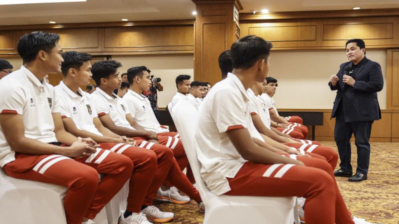 Ketum PSSI Erick Thohir menyampaikan arahan saat bertemu dengan pemain Timnas U-22 di Jakarta, Jumat (21/4/2023). Pertemuan tersebut dilakukan untuk memberi arahan dan semangat kepada pemain Timnas Indonesia U-22 dan pengurus yang akan bertanding pada ajang Sea Games di Kamboja. ANTARA FOTO/Dhemas Reviyanto/YU