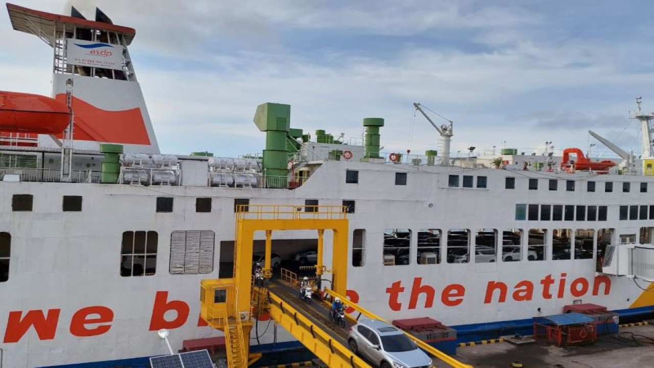 PT ASDP Indonesia Ferry (Persero) memprediksikan trafik kendaraan dan penumpang arus mudik lebaran 1444 H/2023 melalui Pelabuhan Merak akan terjadi pada Kamis (20/4) atau H-2.ANTARA/HO-ASDP