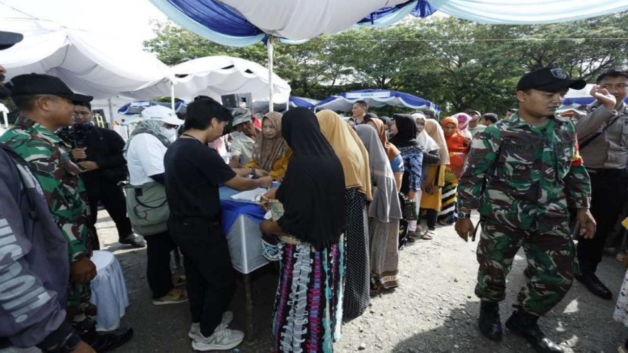 PT Biro Klasifikasi Indonesia (Persero)/BKI sebagai induk dari Holding BUMN IDSurvey menyalurkan 1.000 paket sembako murah kepada masyarakat di Kalimantan Selatan melalui Program Safari Ramadhan BUMN 2023. ANTARA/HO-PT BKI