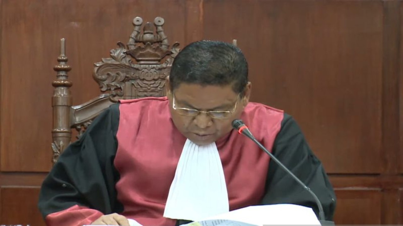 Hakim Ketua Abdul Fattah saat membacakan amar putusan hasil banding Kuat Maruf di Pengadilan Tinggi DKI Jakarta, Rabu (12/4/2023). (ANTARA/Fath Putra Mulya)