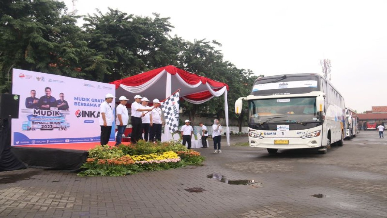 Pemberangkatan mudik gratis bersama BUMN yang digelar PT INKA (Persero) pada Lebaran 2023 dari Perum DAMRI di Surabaya menuju ke arah Situbondo-Banyuwangi, Jember-Banyuwangi, dan Madiun-Ponorogo, Selasa (18/4/2023). ANTARA/HO-Humas INKA