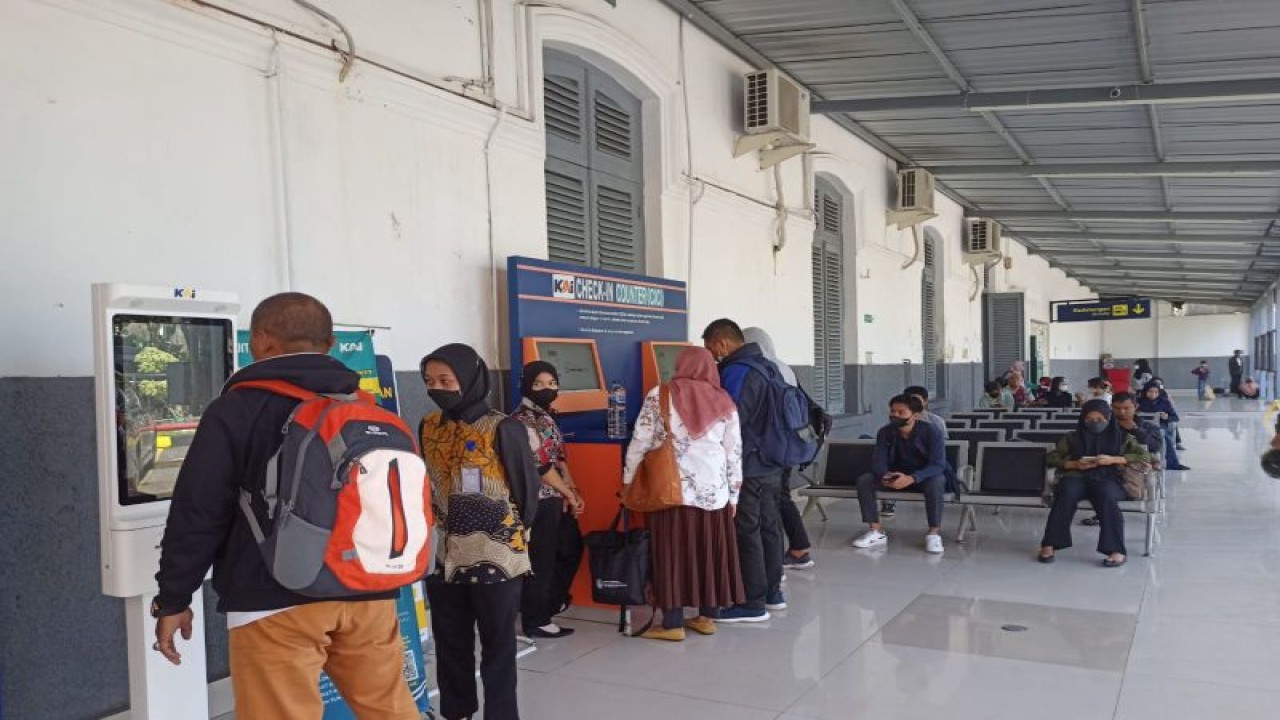 Penumpang memesan tiket di salah satu mesin pemesanan tiket yang tersedia di Stasiun Jember saat Ramadhan 1444 Hijriah. ANTARA/HO-Humas KAI Daop 9 Jember