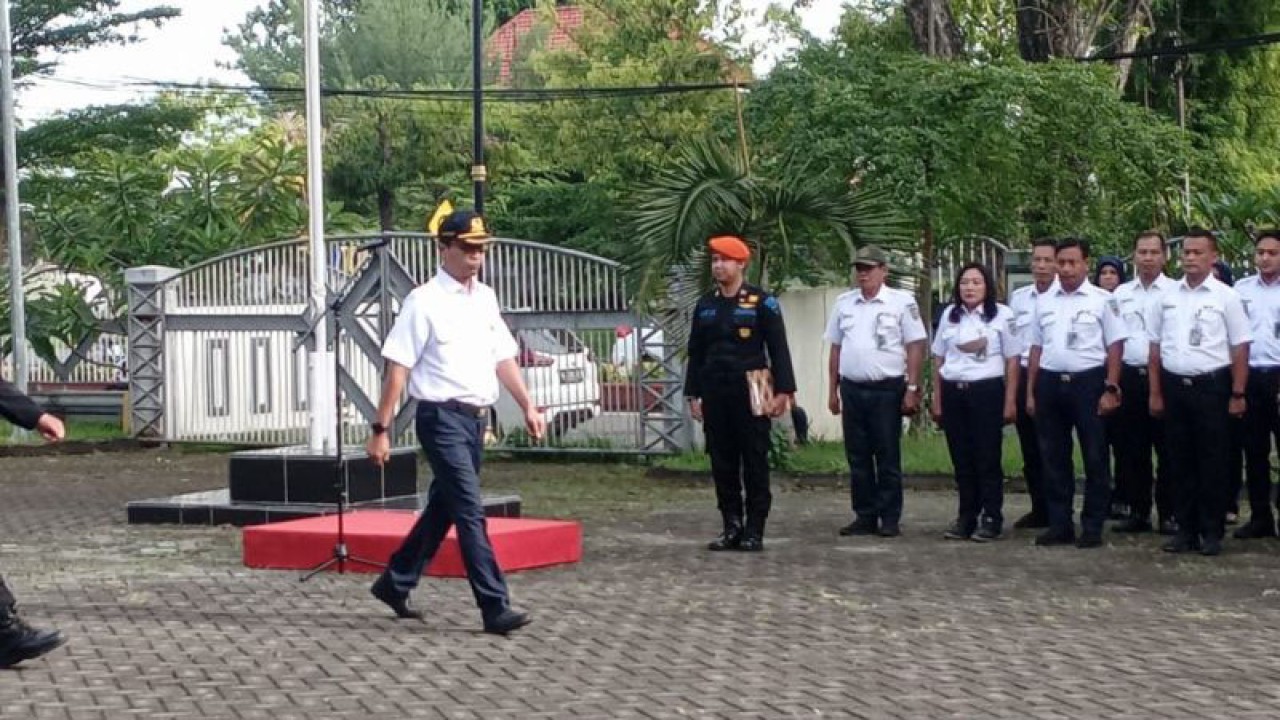 Vice President PT KAI (Persero) Daop 7 Madiun Dominicus Agung Wawan Purnawan memimpin Apel Gelar Pasukan Angkutan Lebaran 2023 di halaman kantor daop setempat, Jumat (14/3/2023) yang diikuti petugas jajaran Daop 7 dan instandi TNI, Polri, dan pemda. ANTARA/Louis Rika