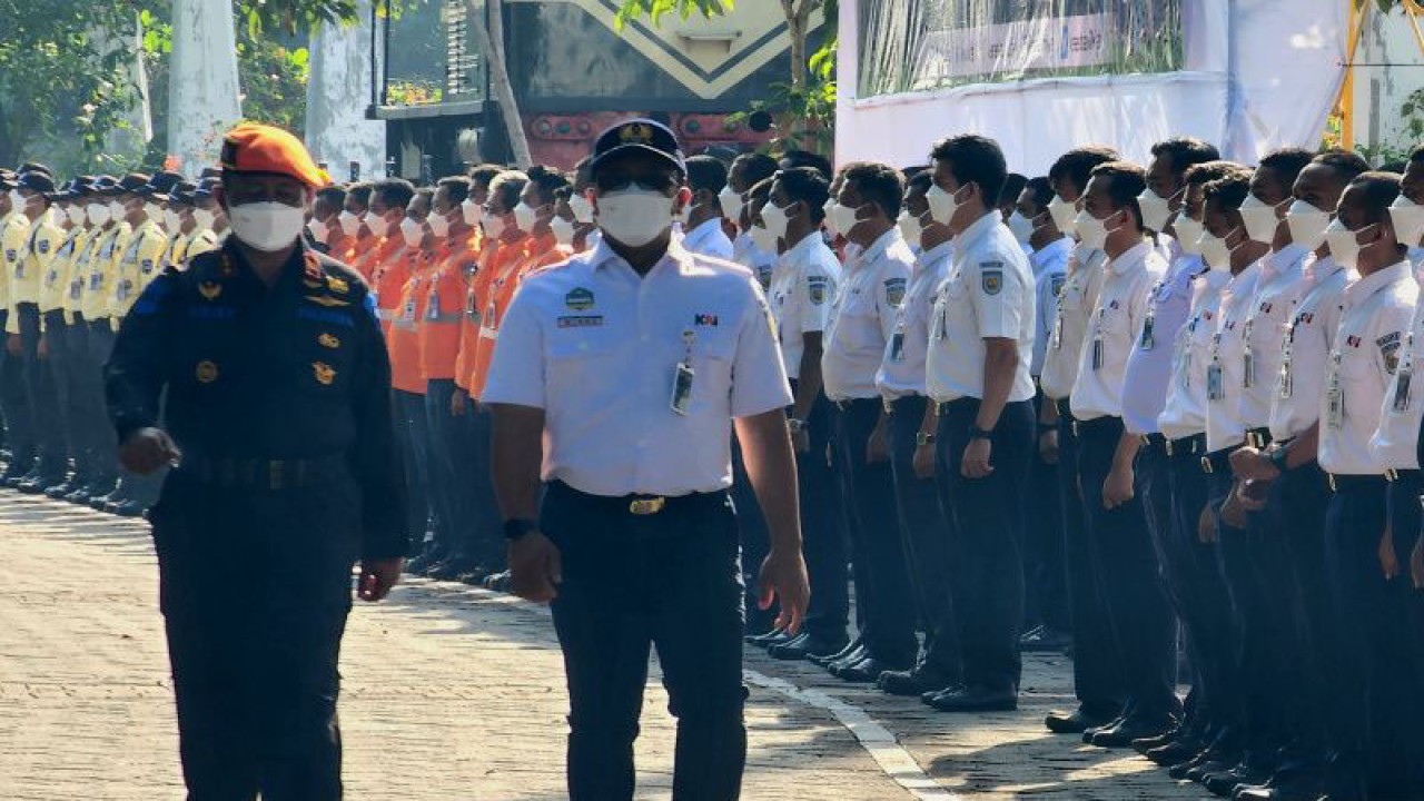 Kepala PT KAI Daop 4 Semarang Wisnu Pramudyo memeriksa personel yang akan diterjukan selama masa Angkutan Lebaran 2023 saat gelar pasukan di Stasiun Semarang Tawang, Jumat (14/4/2023). ANTARA/IC Senjaya