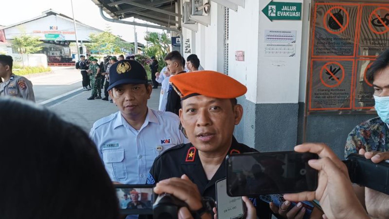 Vice President PT KAI (Persero) Divisi Regional II Sumbar Sofan Hidayah. (ANTARA/Miko Elfisha)