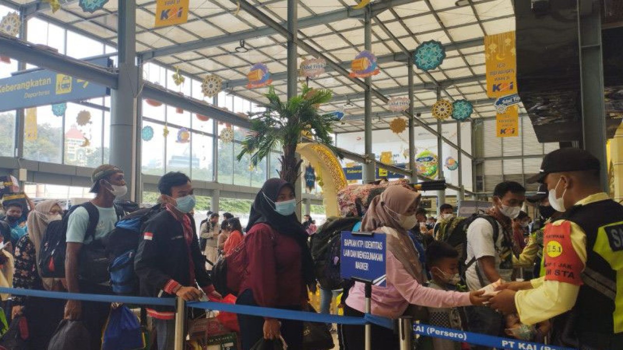 Para pemudik tengah mengantre untuk pemeriksaan tiket dan identitas oleh petugas di pintu masuk keberangkatan Stasiun Pasar Senen, Jakarta, Minggu (16/04/2023). (ANTARA/Rizka Khaerunnisa)