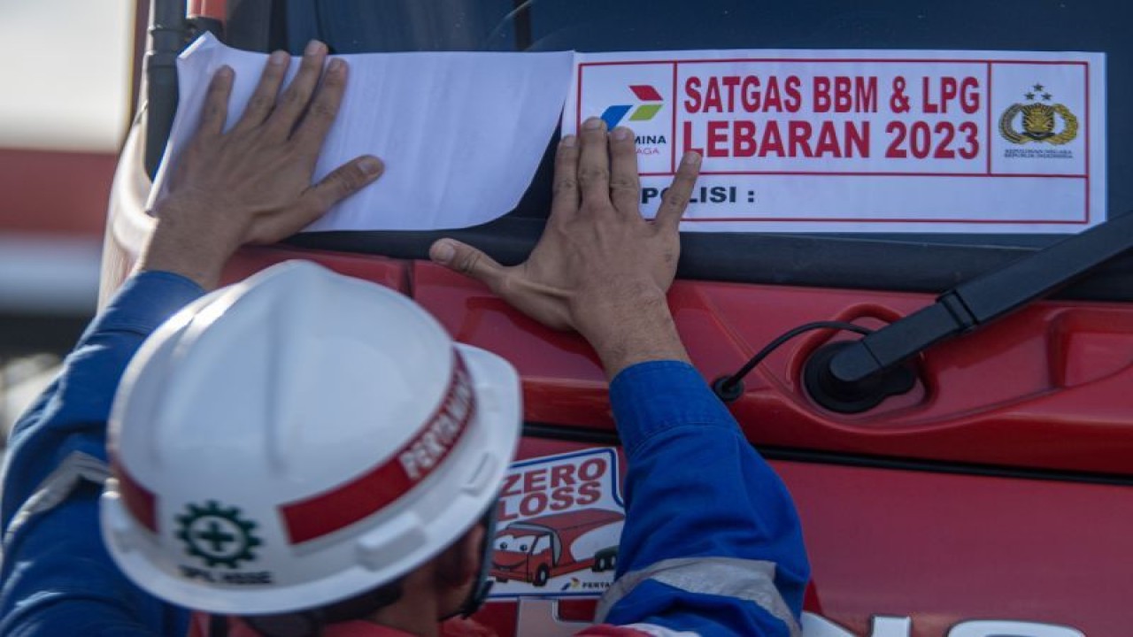 Petugas Pertamina memasang stiker Satgas Ramadhan dan Idul Fitri (Rafi) sebelum pelepasan di Integrated Terminal Palembang PT Pertamina Patra Niaga Regional Sumbagsel di Kertapati, Palembang, Sumatera Selatan, Kamis (6/4/2023). ANTARA FOTO/Nova Wahyudi.