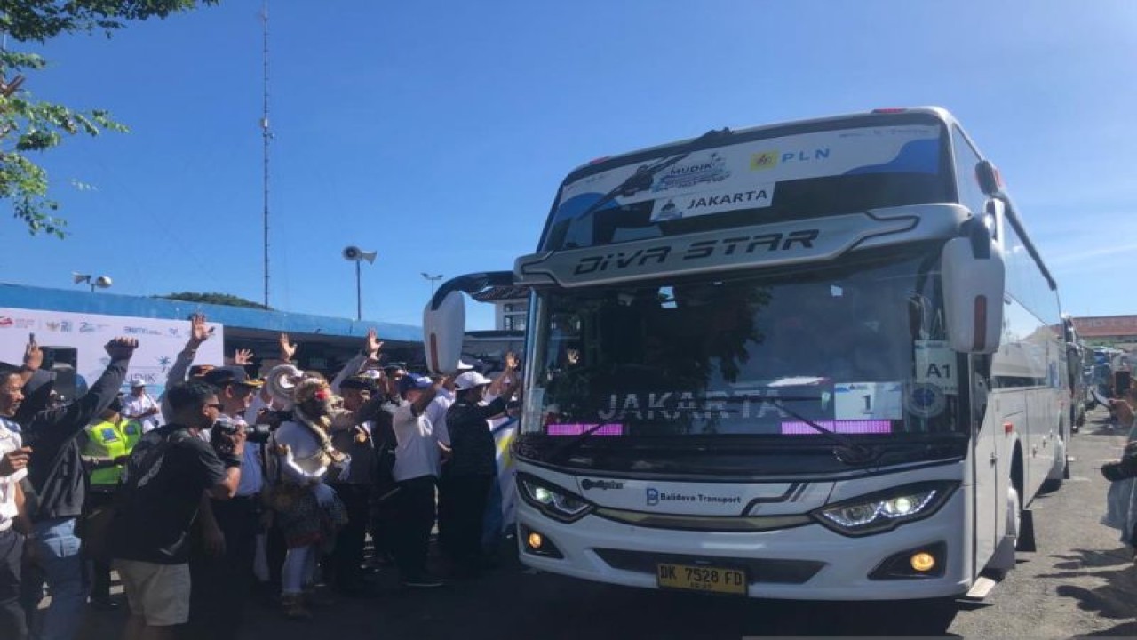Acara pelepasan bus mudik gratis PT PLN UID Bali di Kota Denpasar, Selasa (18/4/2023). (ANTARA/Ni Putu Putri Muliantari)