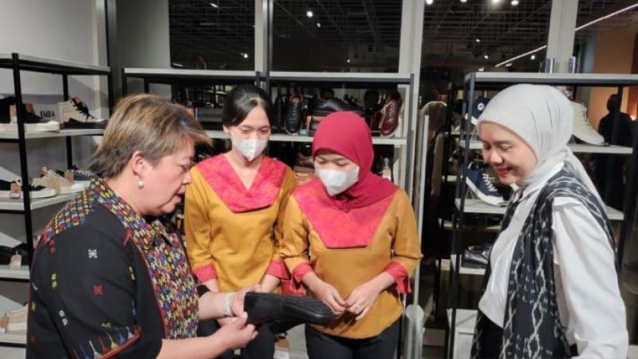 Direktur Utama PT Sarinah Fetty Kwartati berbincang-bincang dengan karyawan di Sarinah, Jakarta, Senin (17/4/2023). ANTARA/Aji Cakti