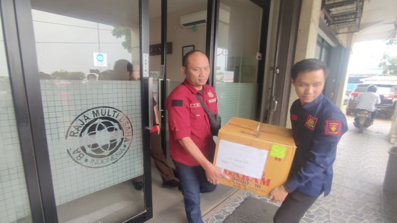 Tim Jaksa Penyidik Kejaksaan Tinggi Sumatera Selatan menyita empat dus berisi 16 bundel dokumen penting dari kantor perusahaan semen PT. SB Tbk dan anak perusahaannya PT. BMU di Jakabaring, Kota Palembang, dalam rangka penyidikan kasus dugaan korupsi distribusi semen tahun anggaran 2017- 2021, Rabu (12/4/2023) (ANTARA/M Riezko Bima Elko P)