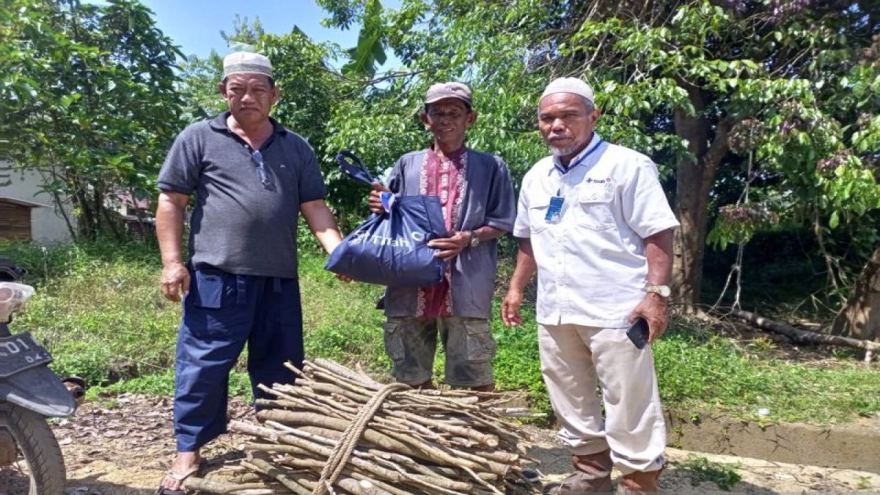PT Timah Tbk membagikan sembako kepada warga kurang mampu di Bangka Barat. (Aprionis)