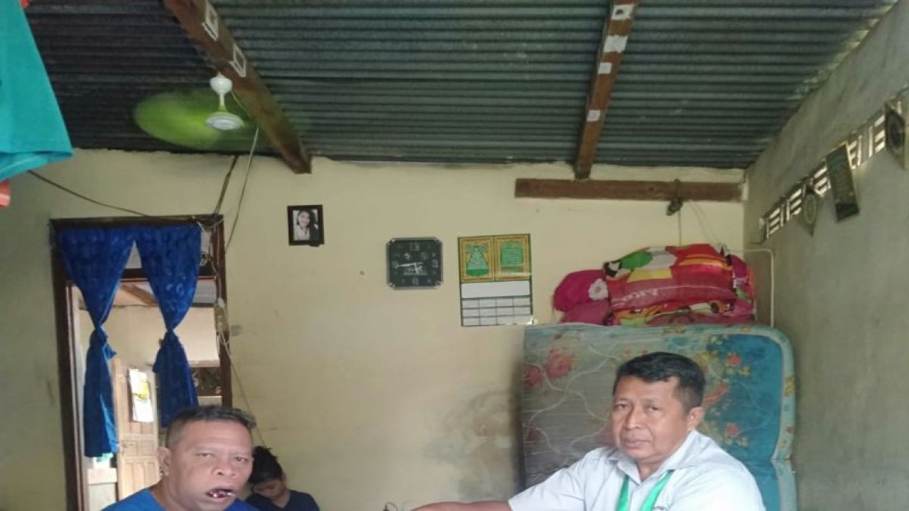 PT Timah Tbk menyerahkan bantuan paket sembako kepada warga di Kundur. (Humas)