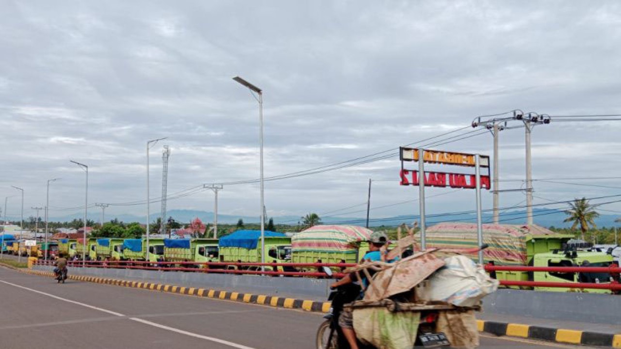 Pembangunan kantong parkir di Pelabuhan Pulau Baai bantu mengurangi kemacetan truk batu bara di kawasan tersebut. ANTARA/Anggi Mayasari