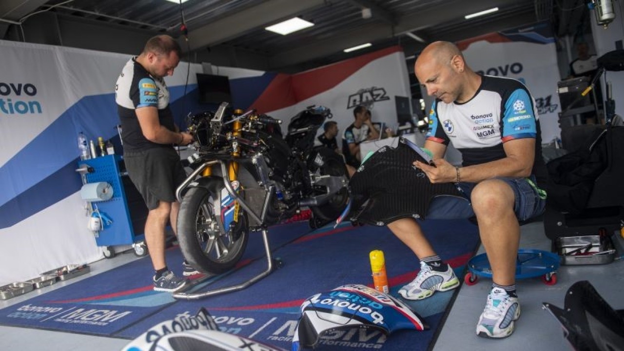 Foto arsip - Mekanik dari tim tim Bonovo Action BMW menyiapkan motor pembalap Loris Baz sebelum MOTUL FIM Superbike World Championship (WSBK) Indonesian Round 2023 di Pertamina Mandalika International Street Circuit di KEK Mandalika, Lombok Tengah, NTB, Jumat (3/3/2023). MOTUL FIM WSBK Indonesian Round 2023 seri kedua diisi latihan bebas atau 'free practice' untuk balapan World Supersport dan World Superbike. ANTARA FOTO/M Agung Rajasa/hp.