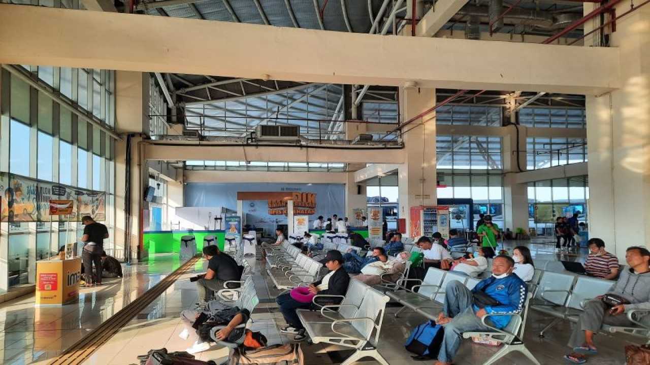 Suasana di ruang tunggu keberangkatan Terminal Terpadu Pulo Gebang, Cakung, Jakarta Timur, Senin (17/4/2023). (ANTARA/Fath Putra Mulya)