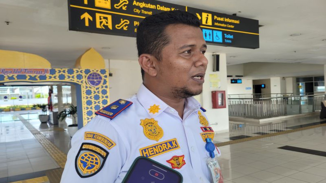 Koordinator Satuan Pelaksana Operasional Terminal Pulo Gebang Hendra Kurniawan saat dimintai keterangan di Terminal Terpadu Pulo Gebang. Jakarta, Senin (24/4/2023) (ANTARA/Sean Filo Muhamad)