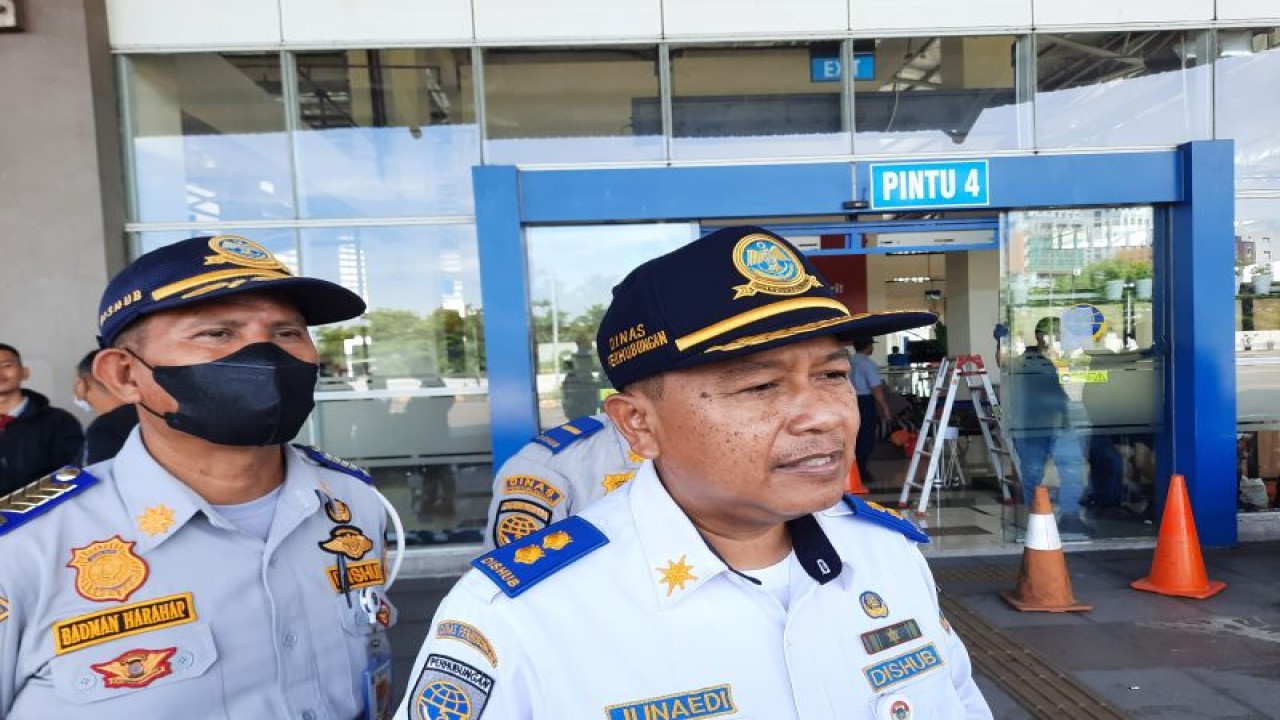 Kepala Subbagian Tata Usaha Unit Pengelola Terminal Terpadu Pulo Gebang Junaedi di Jakarta, Sabtu (15/4/2023). ANTARA/Fath Putra Mulya