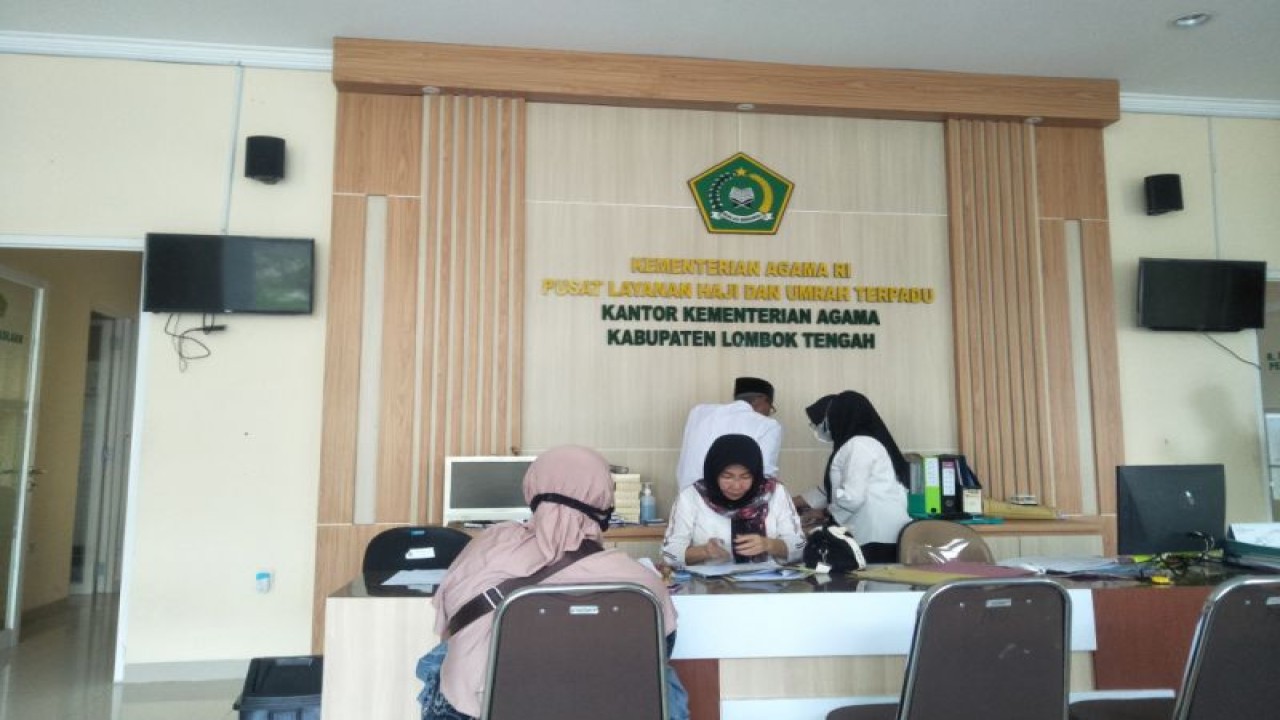Ilustrasi. Warga saat mendaftar haji di kantor Kementerian Agama Kabupaten Lombok Tengah, Nusa Tenggara Barat (ANTARA/Akhyar)