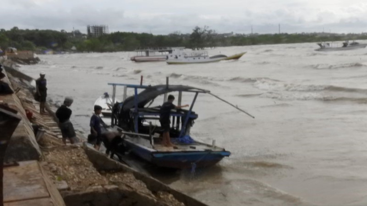 Perahu motor milik nelayan di Kota Kupang Provinsi Nusa Tenggara Timur rusak akibat diterjang gelombang tinggi di Pantai Oesapa pada Senin (10/4/2023). ANTARA/Benny Jahang