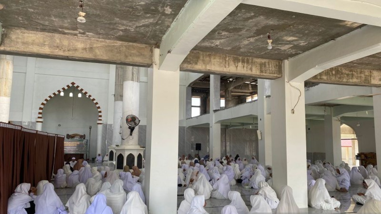 Puluhan santri Dayah Insan Qurani berhasil mengkhatamkan hafalan Al Quran 30 juz dalam program Daurah Tahfidz Ramadhan 1444 Hijrah di Kabupaten Aceh Besar. ANTARA/HO-Dayah Insan Qurani