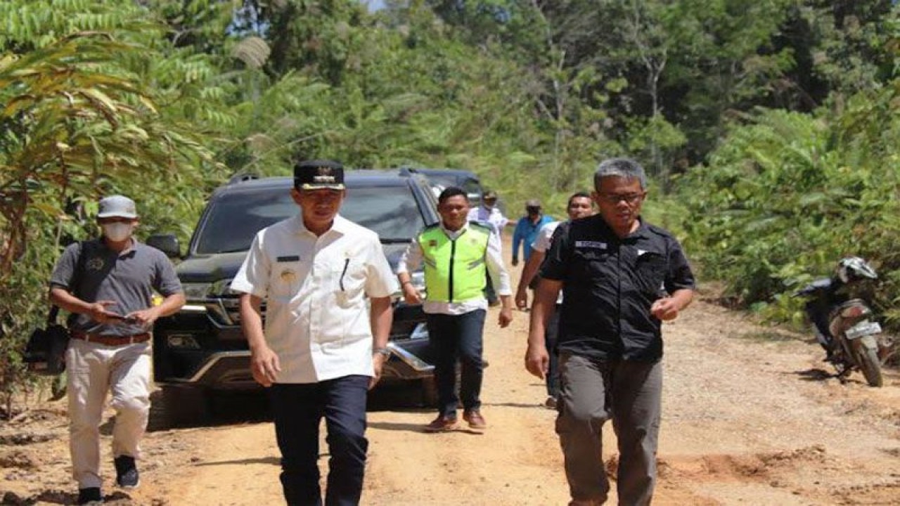 Dokumen- Bupati Barito Utara Nadalsyah (kiri) didampingi Kepala Dinas PUPR setempat Muhammad Iman Topik (kanan) dan Kabid Bina Marga Dedi meninjau perbaikan Jalan Simpang Jamut menuju Datan di Kecamatan Teweh Timur, Rabu (8/6/2022).ANTARA/HO Prokopim Barito Utara