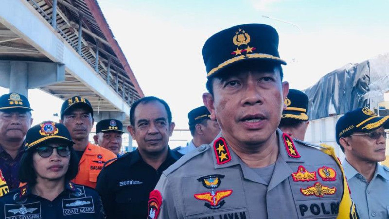 Kepala Kepolisian Daerah Bali Inspektur Jenderal Polisi Putu Jayan Danu Putra memberikan keterangan terkait kesiapan pengamanan mudik lebaran di Pelabuhan Padangbai, Kabupaten Karangasem, Bali, Selasa (18/4/2023). ANTARA/Rolandus Nampu