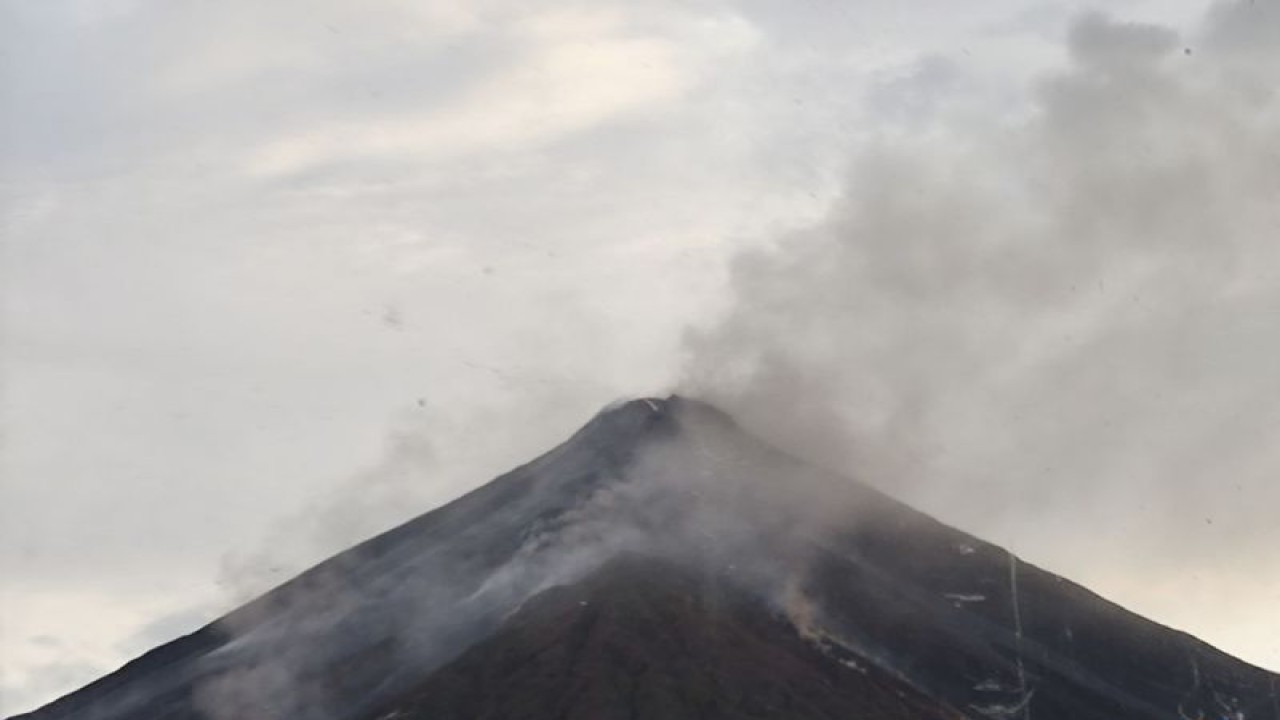 Pusat Vulkanologi, dan Mitigasi Bencana Geologi (PVMBG), Badan Geologi Kementerian ESDM menurunkan status Gunung Karangetang di Kabupaten Kepulauan Sitaro, Sulut, dari siaga (level III) menjadi waspada (level II). ANTARA/HO-PVMBG (1)