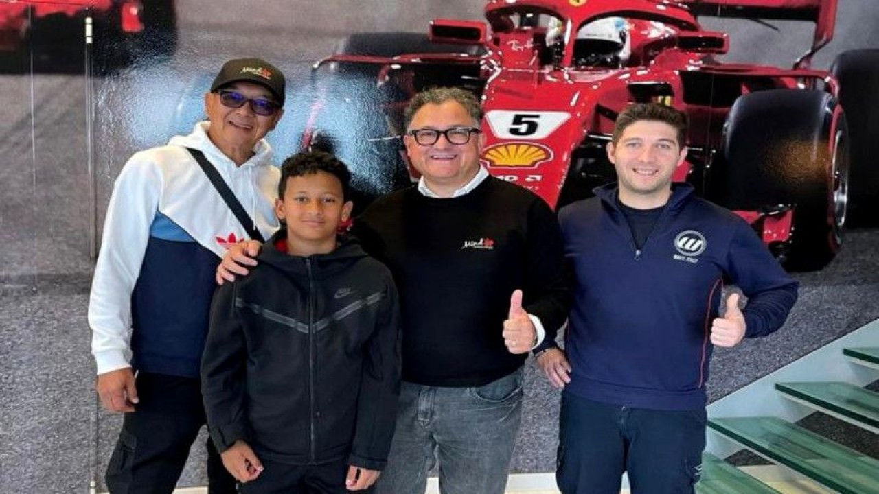 Pebalap muda Indonesia Qarrar Firhand (dua kiri) bersama timnya saat menjalani tes Simulator Formula di Professional Training Center Wave, di San Martino Buon Albergo, Italia, Senin (17/4/2023). ANTARA/HO-Tim Qarrar Firhand