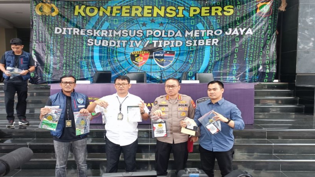 Direktur Reserse Kriminal Khusus Kombes Pol Auliansyah Lubis (kedua dari kiri) dan Kabid Humas Polda Metro Jaya Kombes Pol Trunoyudo Wisnu Andiko (kedua dari kanan) saat memperlihatkan barang bukti kasus penipuan QRIS di Jakarta, Selasa (11/4/2023). ANTARA/Ilham Kausar
