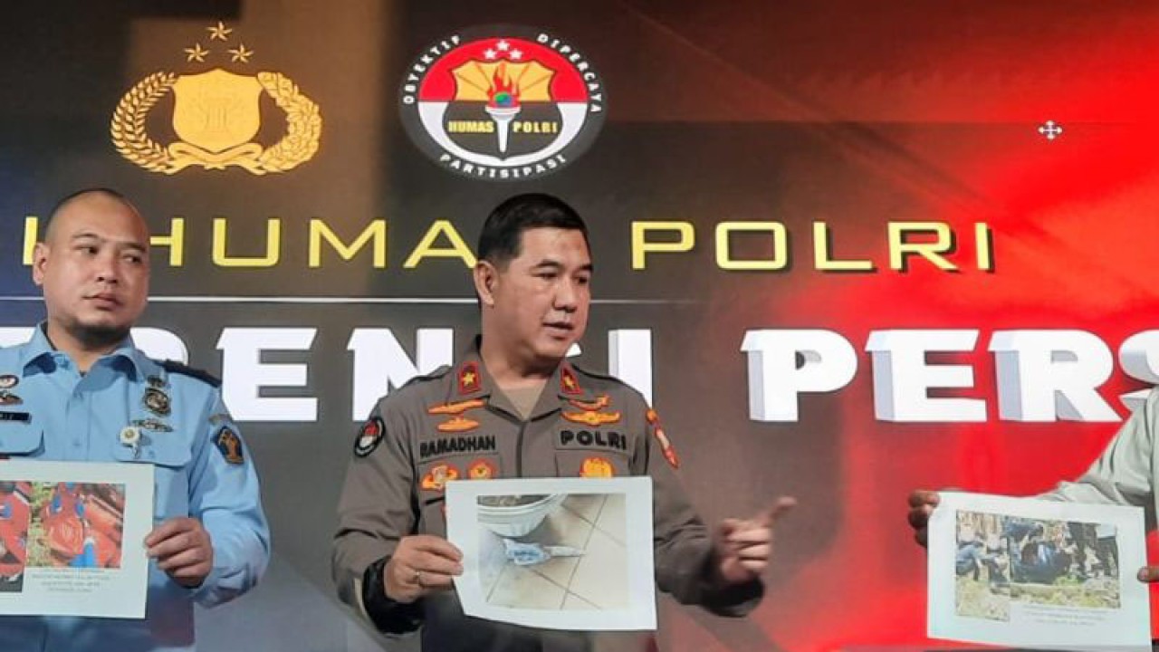 Kepala Kanim Kelas I TPI Jakarta Utara Qriz Pratama (kiri) dan Karopenmas Divisi Humas Polri Brigjen Pol. Ahmad Ramadhan memperlihatkan dokumentasi aksi penyerangan serta penangkapan empat WNA Uzbekistan di Mabes Polri, Jakarta, Selasa (11/4/2023). (ANTARA/Laily Rahmawaty)