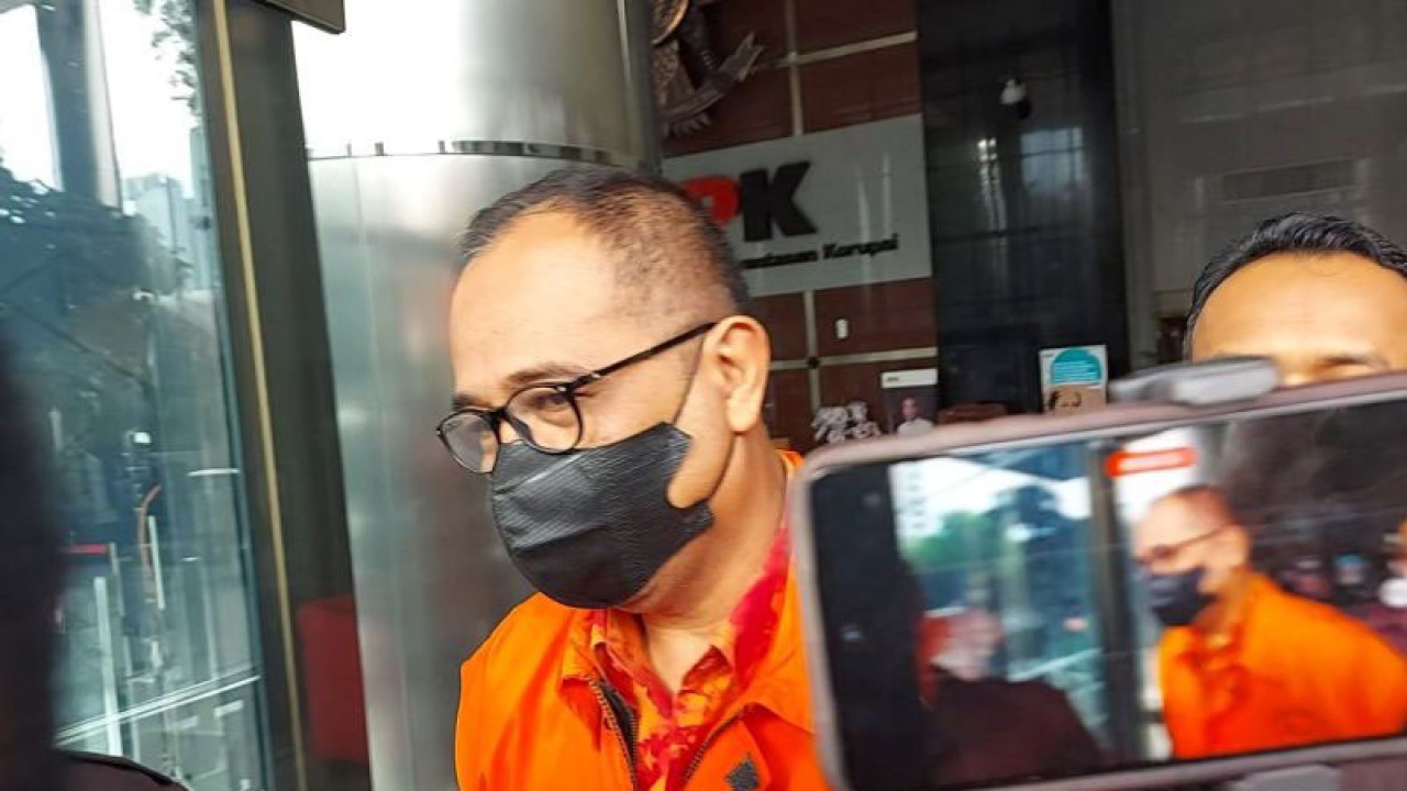Mantan pejabat Direktorat Jenderal (Ditjen) Pajak Rafael Alun Trisambodo dikawal petugas menuju Rutan KPK usai menjalani pemeriksaan perdana sebagai tersangka kasus dugaan penerimaan gratifikasi di Gedung Merah Putih KPK, Jakarta Selatan, Senin (10/4/2023). ANTARA/Fianda Sjofjan Rassat