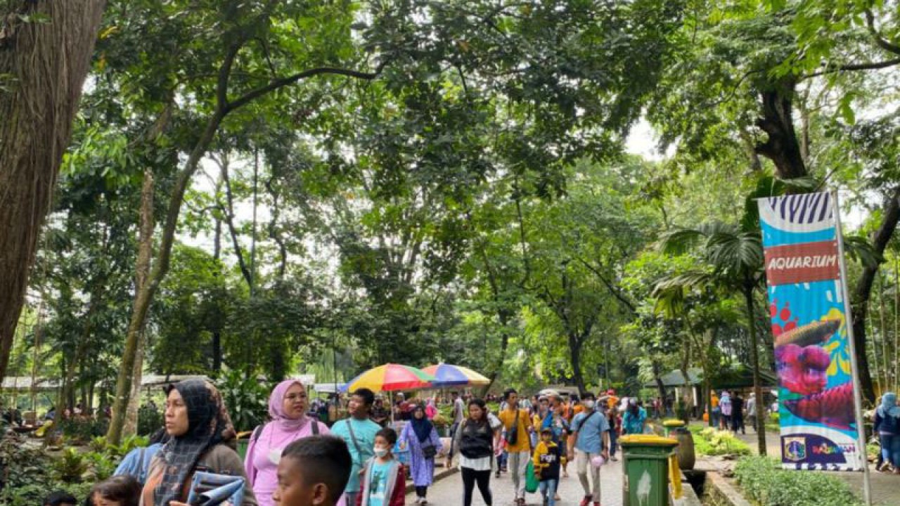 Pengunjung memadati Taman Margasatwa Ragunan pada Libur Hari Raya Nyepi, Jakarta, Rabu (22/3/2023). ANTARA/Luthfia Miranda Putri