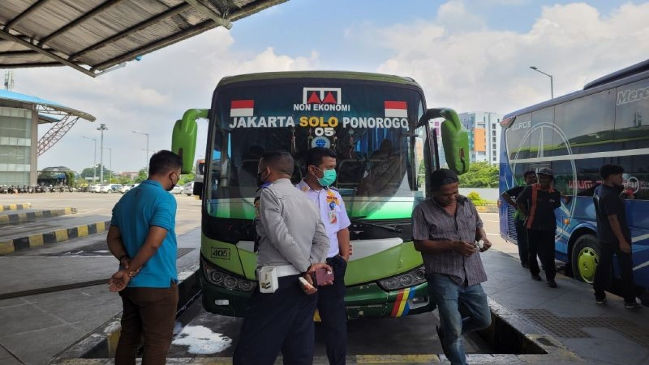 Petugas Terminal Terpadu Pulo Gebang sedang mengecek kelayakan serta kelengkapan bus di Terminal Terpadu Pulo Gebang, Jakarta, Rabu (26/4/2023). (ANTARA/Sean Filo Muhamad)