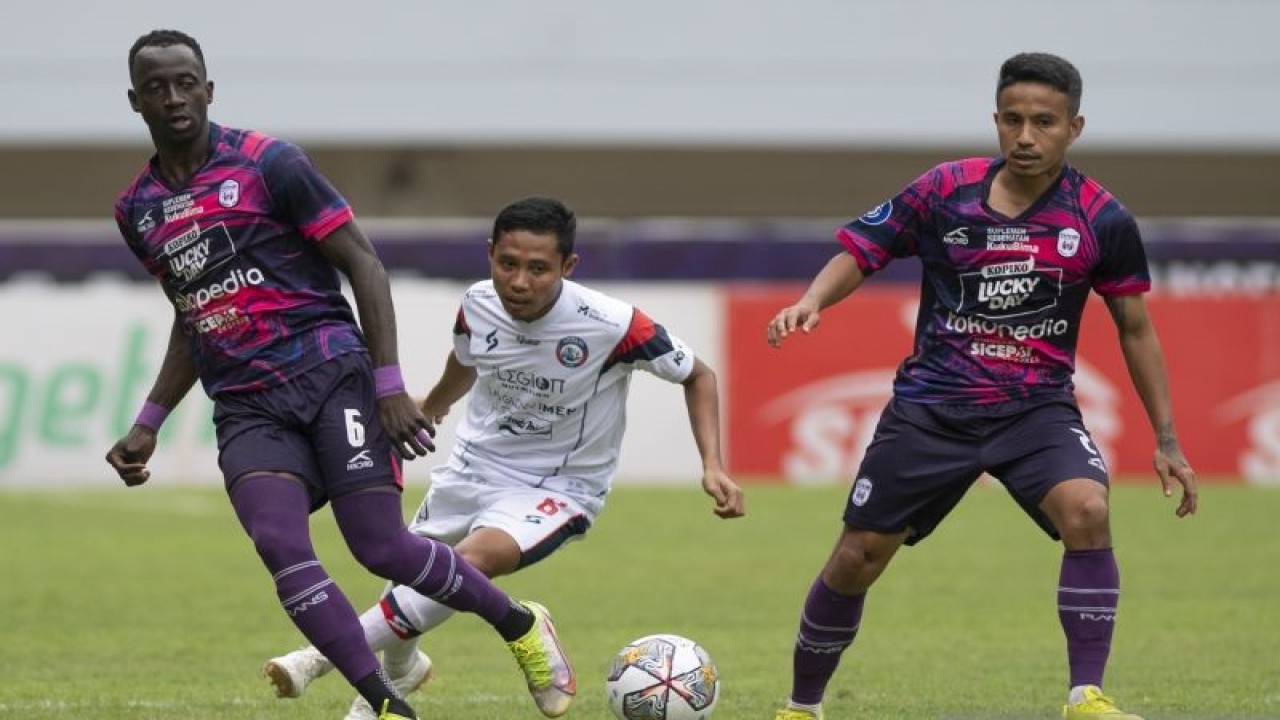 Pesepak bola Rans Nusantara FC Makan Konate (kiri) dan Finky Pasamba (kanan) berebut bola dengan pesepak bola Arema FC Evan Dimas Darmono (tengah) pada lanjutan Liga 1 di Stadion Pakansari, Kabupaten Bogor, Jawa Barat, Rabu (8/2/2023). Rans Nusantara FC kalah 1-2. ANTARA FOTO/Wahyu Putro A/tom. (ANTARA FOTO/WAHYU PUTRO A)