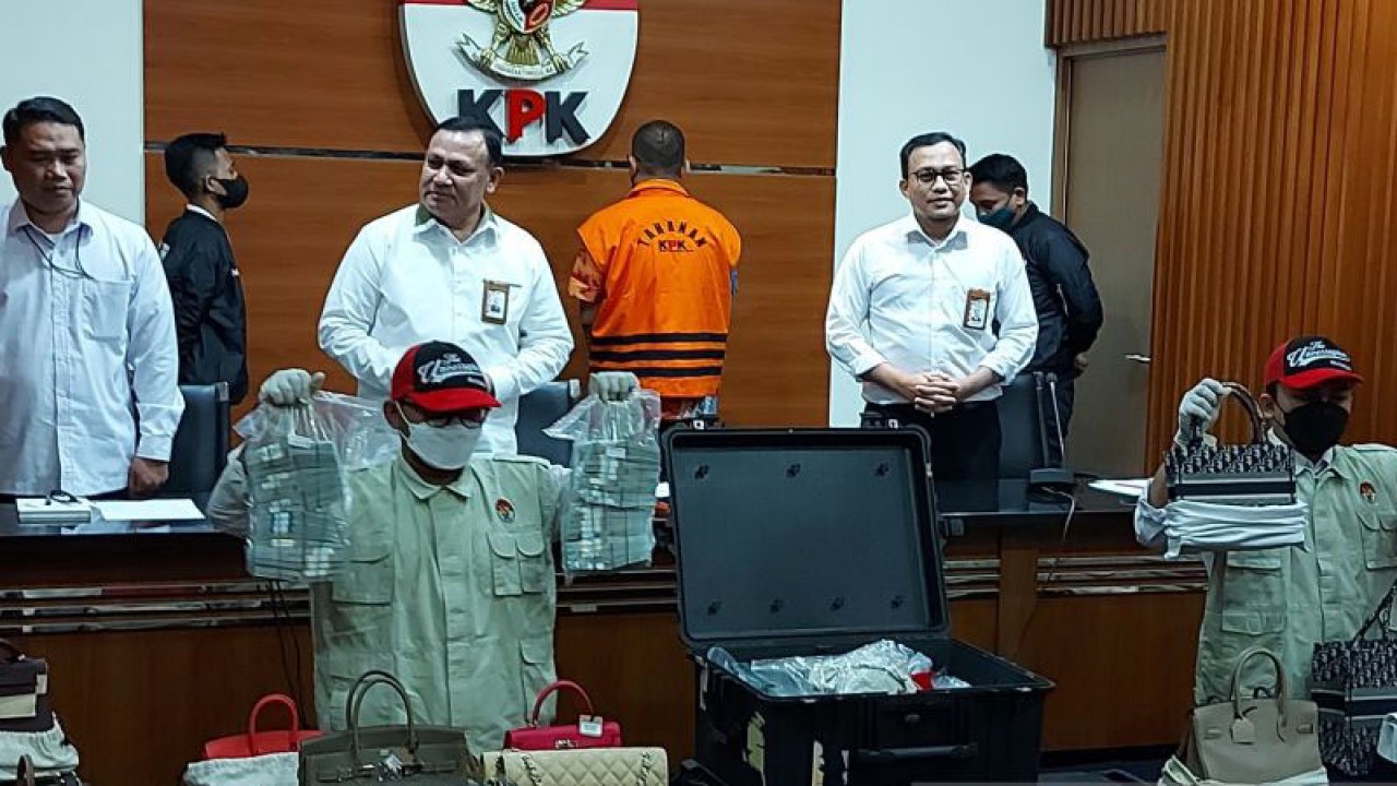 Komisi Pemberantasan Korupsi (KPK) hadirkan tersangka Rafael Alun Trisambodo beserta barang bukti yang disita dalam jumpa pers di Gedung Merah Putih KPK, Jakarta Selatan, Senin (3/4/2023). ANTARA/Fianda Sjofjan Rassat.