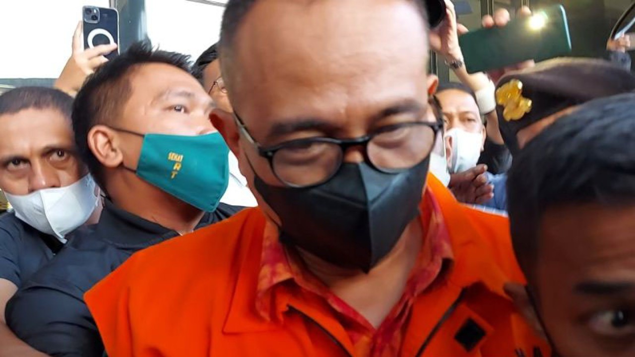 Tersangka dugaan gratifikasi Rafael Alun Trisambodo dibawa petugas menuju Rutan KPK di Gedung Merah Putih KPK, Jakarta Selatan, Senin (3/4/2023). ANTARA/Fianda Sjofjan Rassat.