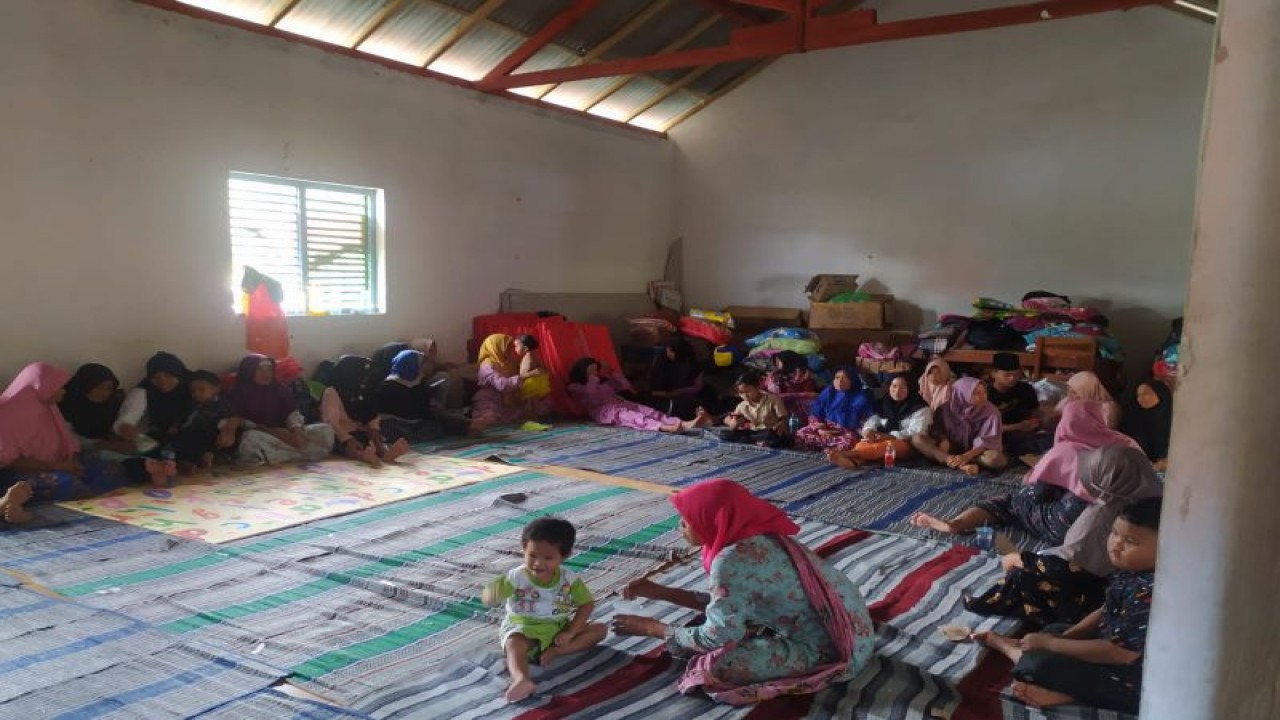 Pengungsi berkumpul di dalam kelas TK Dharma Wanita yang digunakan sebagai tempat pengungsian sementara di Desa Tumpuk, Kecamatan Sawoo, Ponorogo, Rabu (12/4/2023) (ANTARA/HO - BPBD Ponorogp)